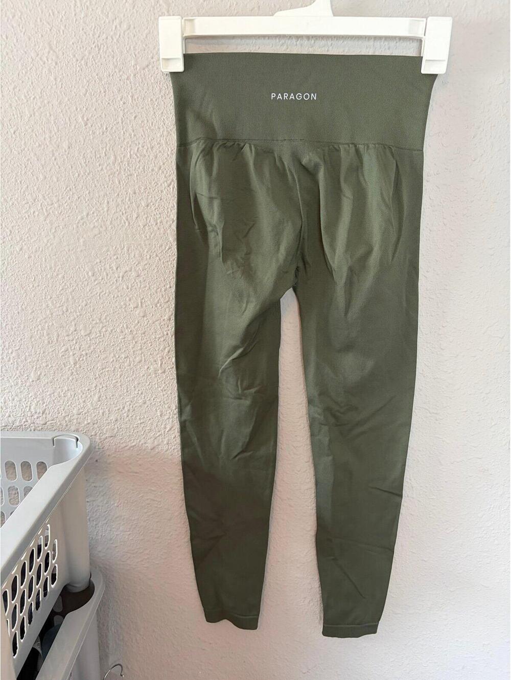 Paragon green seamless leggings size L. EUC. No front seam